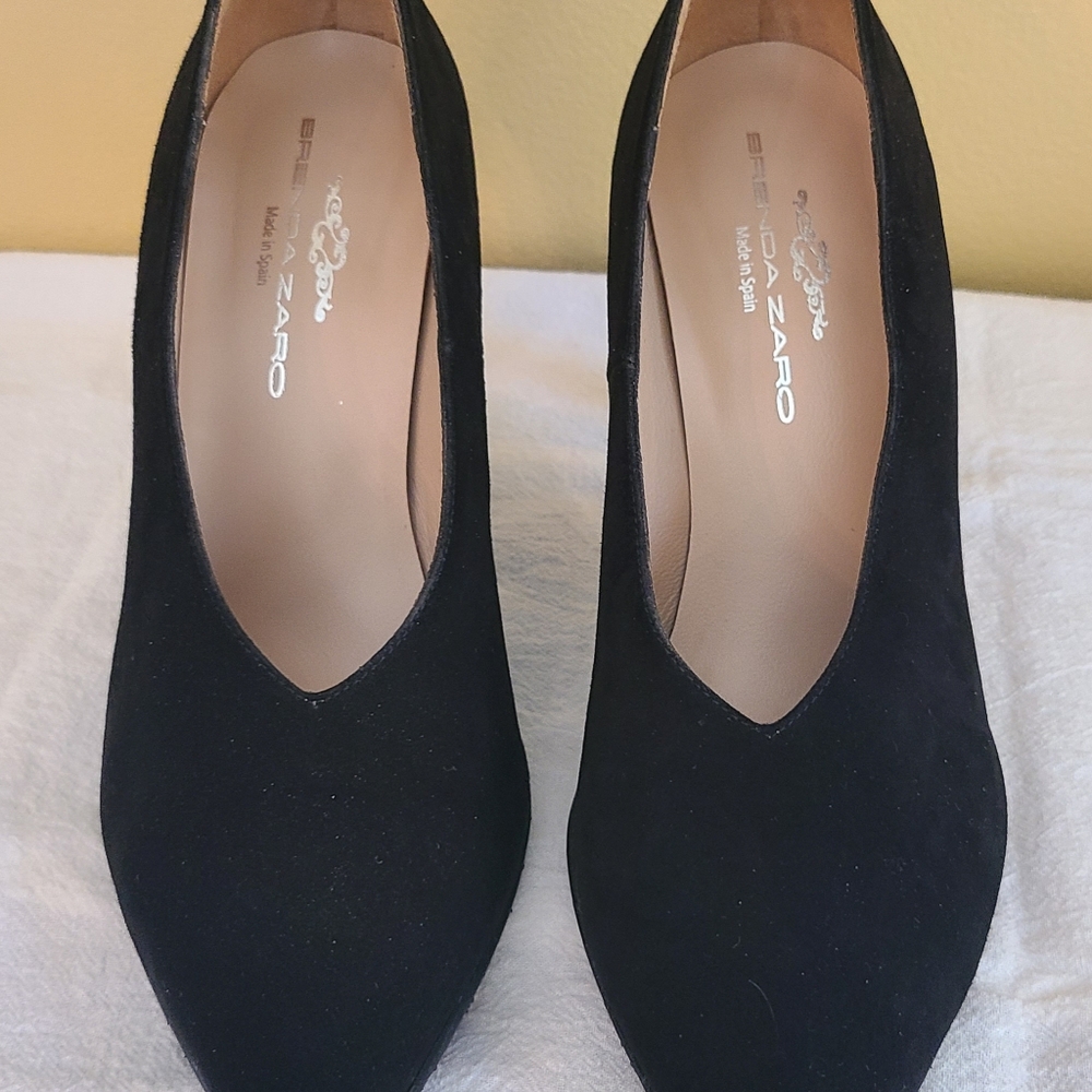 Brenda Zaro black suede pump V cut size 8 - Picture 7 of 7